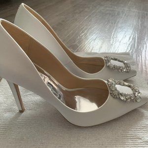 NIB Badgley Mischka Women's Cher Crystal Buckle Pumps